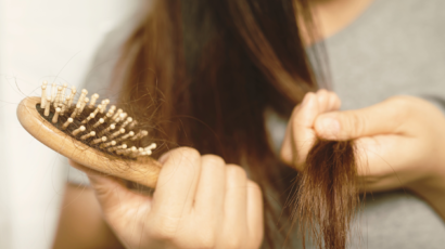 "rambut rontok setelah melahirkan", "postpartum hair loss timeline", "perawatan rambut ibu baru Jakarta"