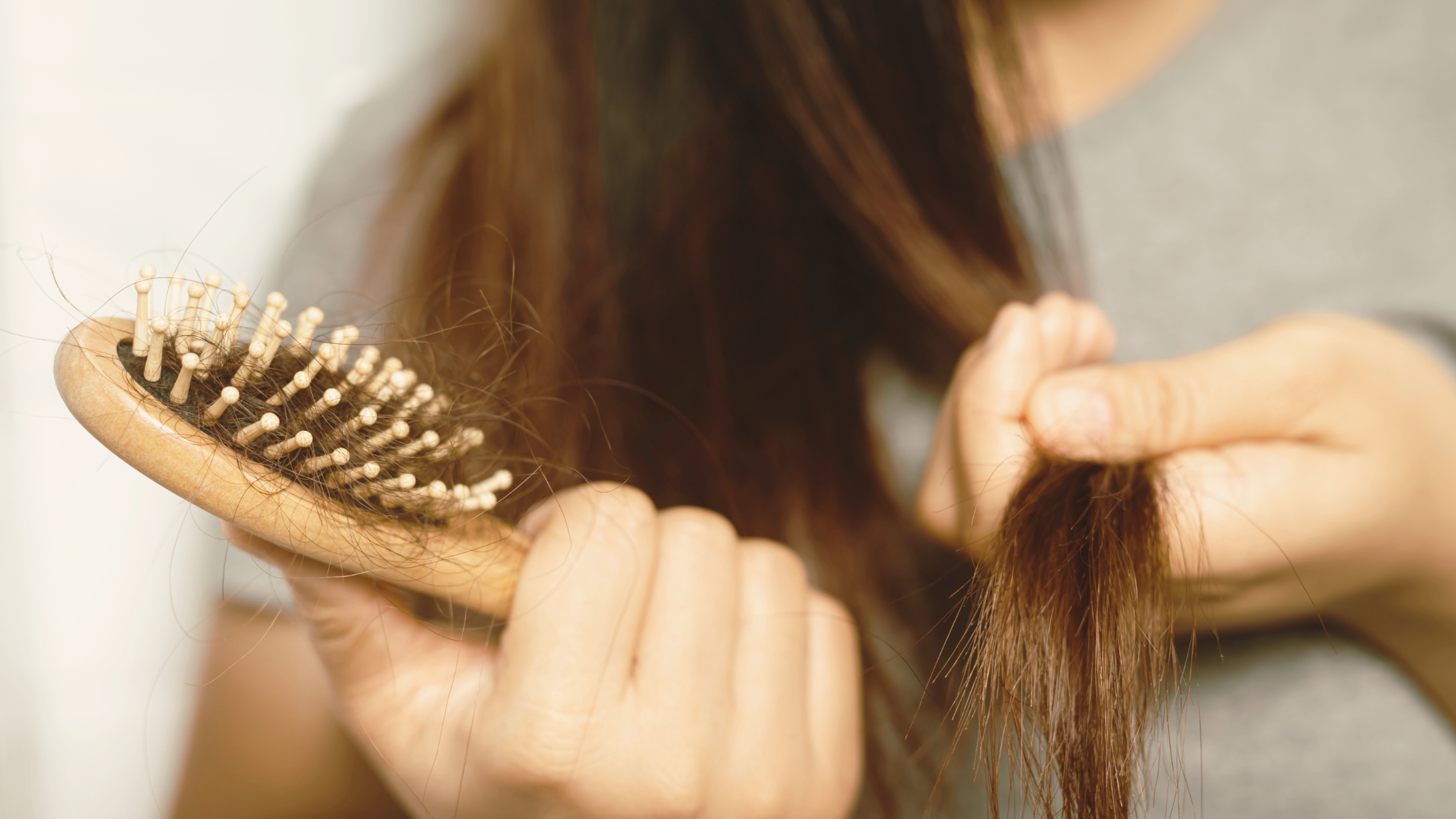 "rambut rontok setelah melahirkan", "postpartum hair loss timeline", "perawatan rambut ibu baru Jakarta"